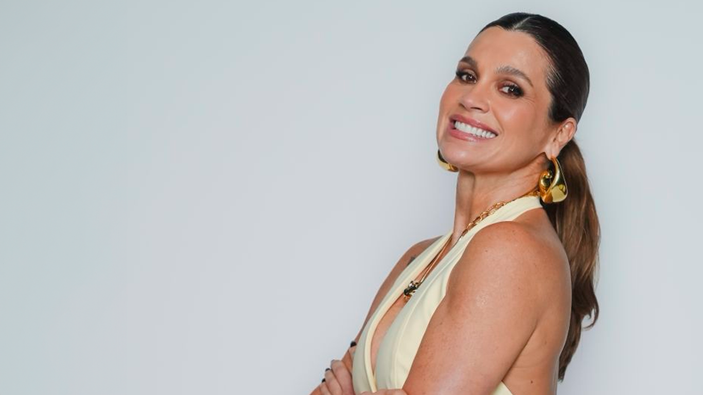 imagem de flavia alessandra, uma mulher branca de cabelos morenos, sorrindo