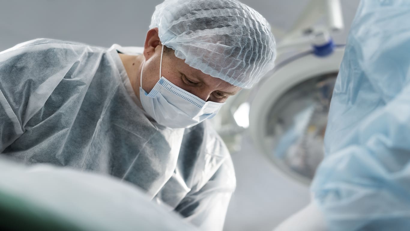 imagem de um médico fazendo uma cirurgia de aneurisma