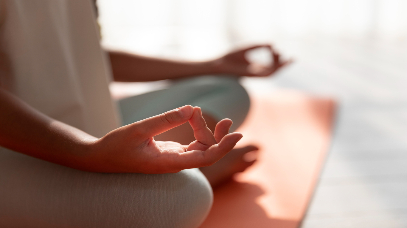 imagem de uma pessoa sentada meditando em alusão ao texto rituais para o dia