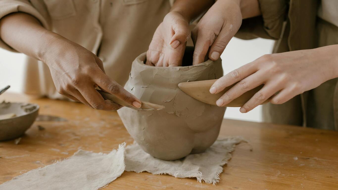 imagem de duas pessoas participando de uma aula de cerâmica em alusão ao tema do texto JOMO