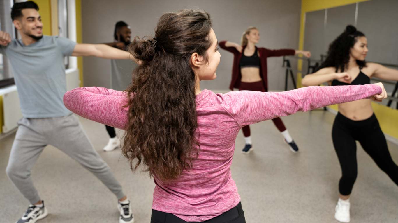 imagem de um grupo de pessoas em uma aula de dança