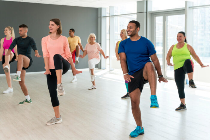 imagem de pessoas fazendo aula de dança em alusão a exercício físico