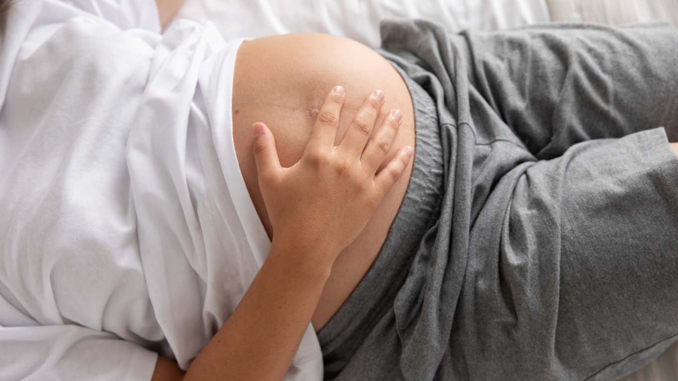 imagem de uma mulher grávida tocando na barriga