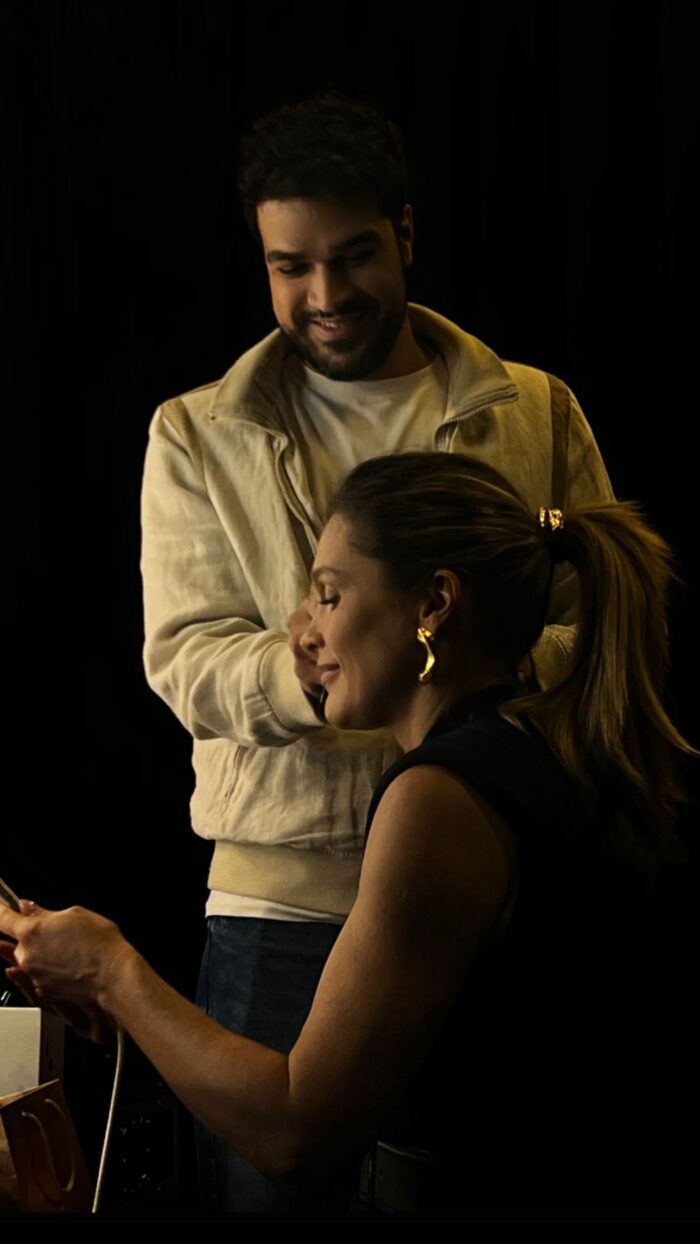imagem do maquiador gabriel ramos fazendo uma maquiagem em flávia alessandra