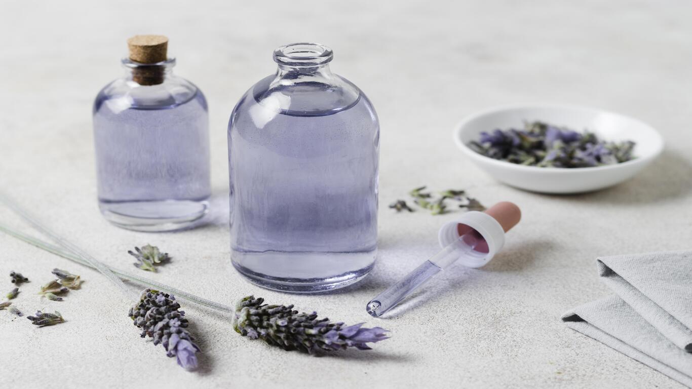 imagem de dois potes de vidro com lavanda em alusão ao tema do texto: paixão por perfumes