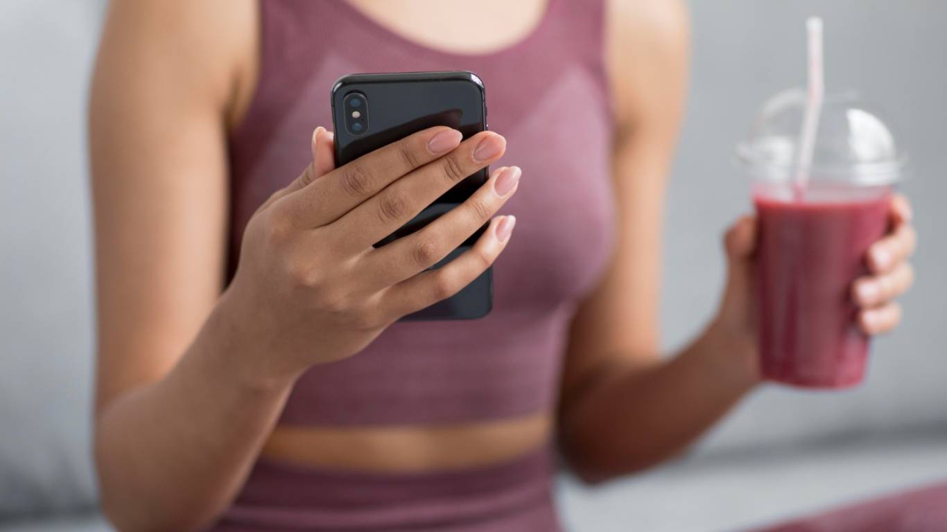 imagem de uma moça tocando o celular