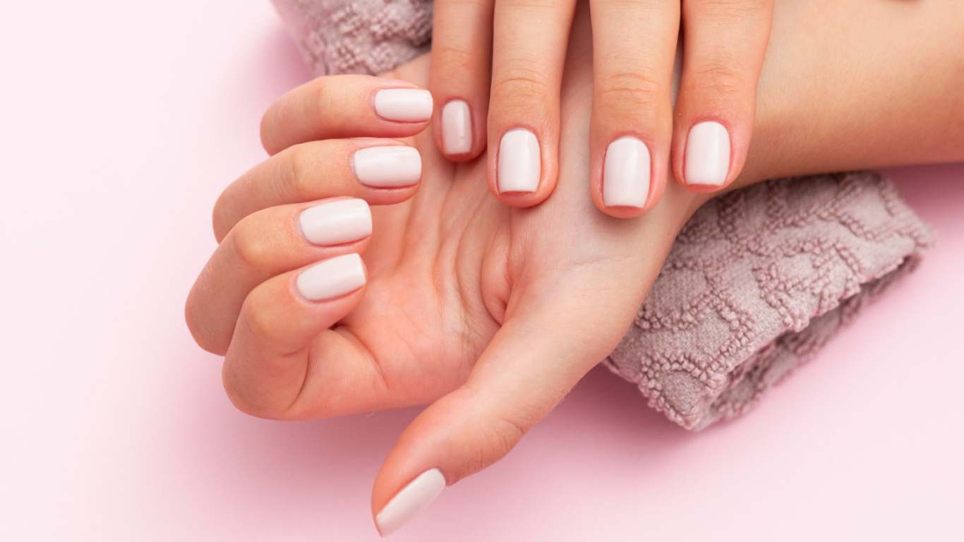 imagem de uma mulher mostrando suas lindas unhas