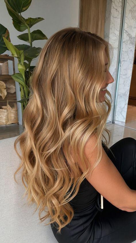 imagem de uma moça loira mostrando o cabelo