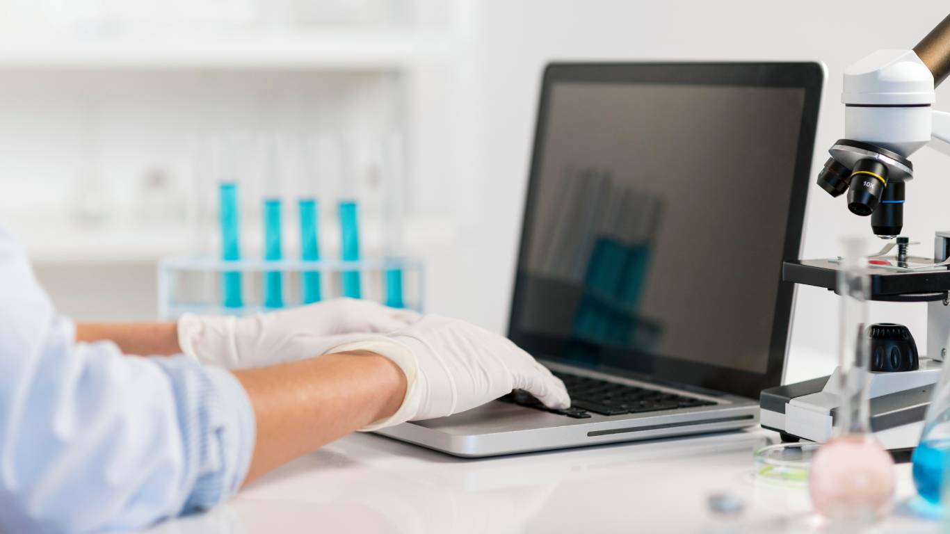 imagem de uma profissional da saúde em um laboratório