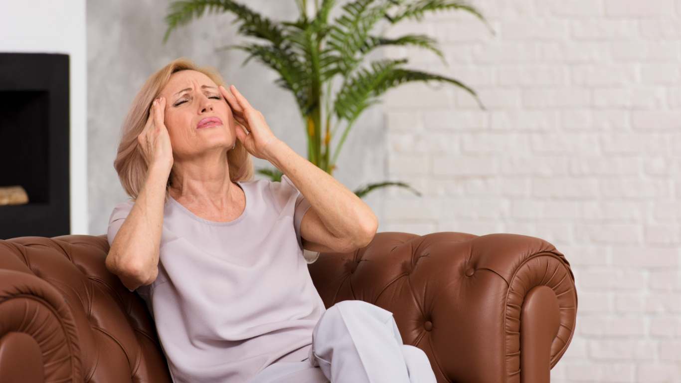 imagem de uma senhora tentando lembrar de algo em alusão ao cérebro na menopausa que causa esquecimento