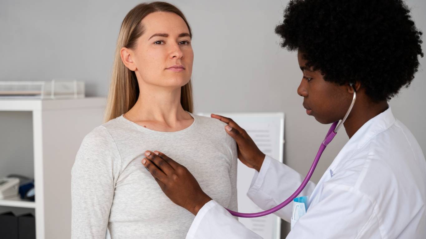 imagem de uma médica fazendo check-up cardiológico em uma pacente
