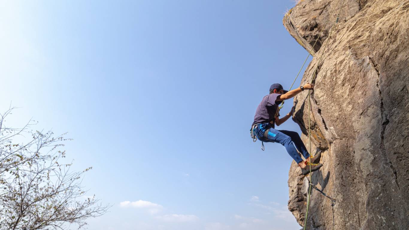 imagem de um rapaz fazendo escalada