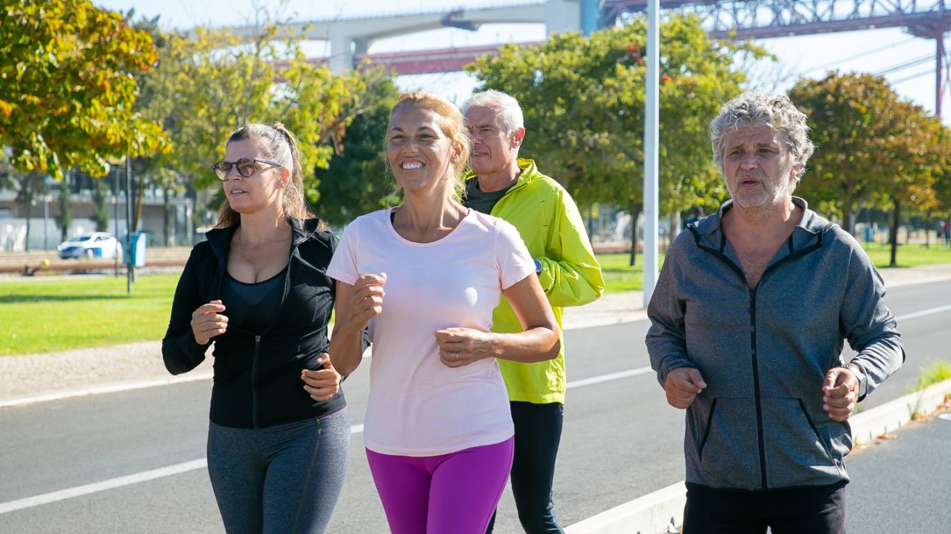 imagem de um grupo de pessoas com mais de 40 anos praticando corrida
