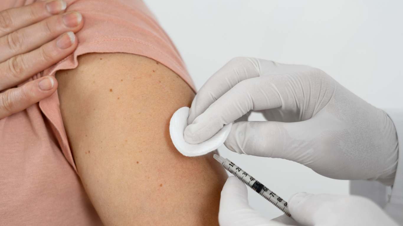imagem de uma mulher recebendo a vacina da herpes-zóster