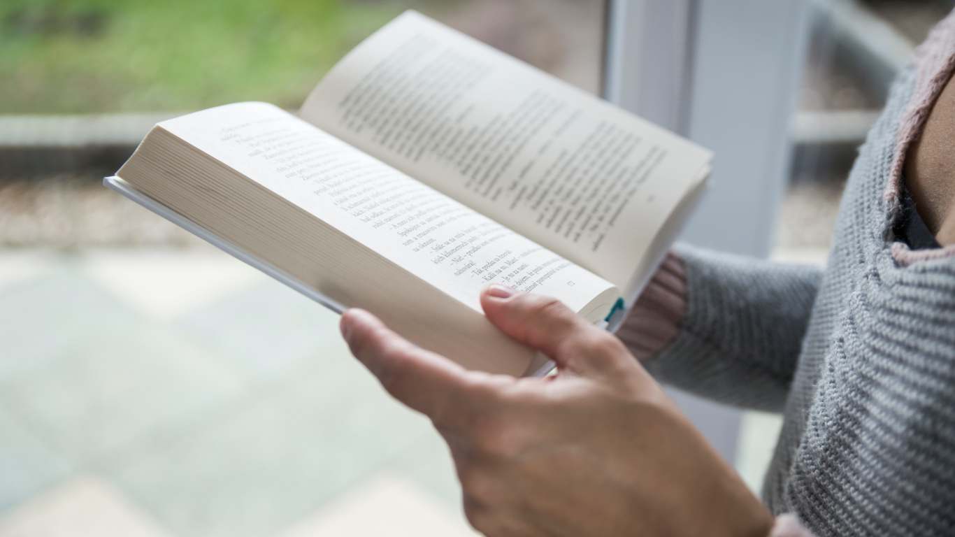 imagem de uma mulher lendo um livro