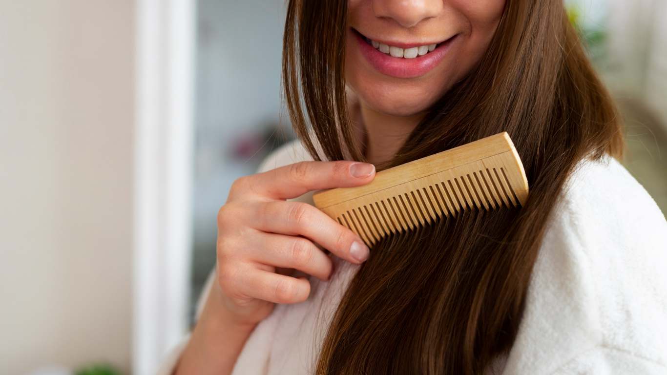 imagem de uma moça penteando o cabelo depois de uma manutenção
