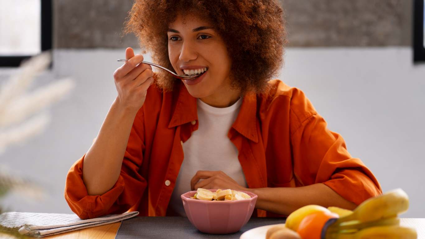 imagem de uma mulher comendo