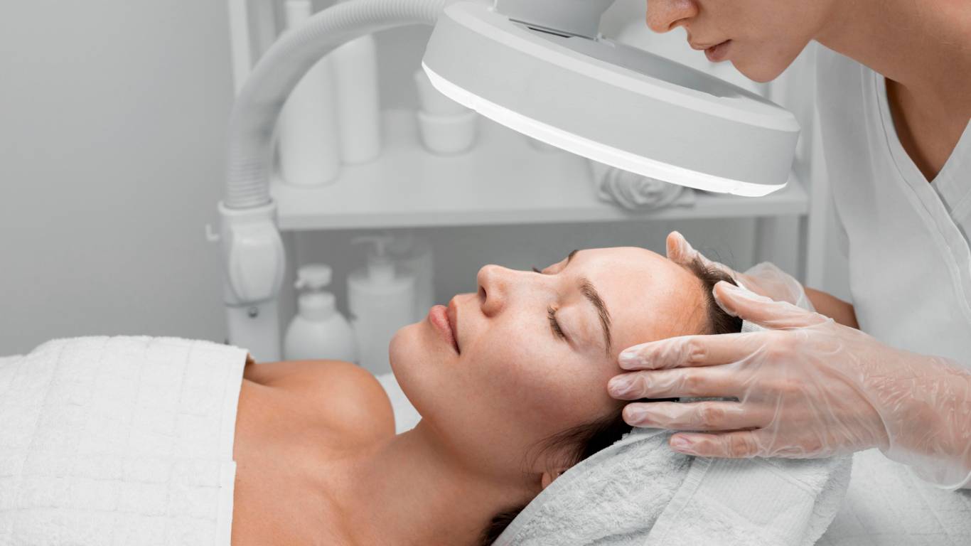 imagem de uma médica olhando a pele de uma cliente para aplicar procedimentos naturais