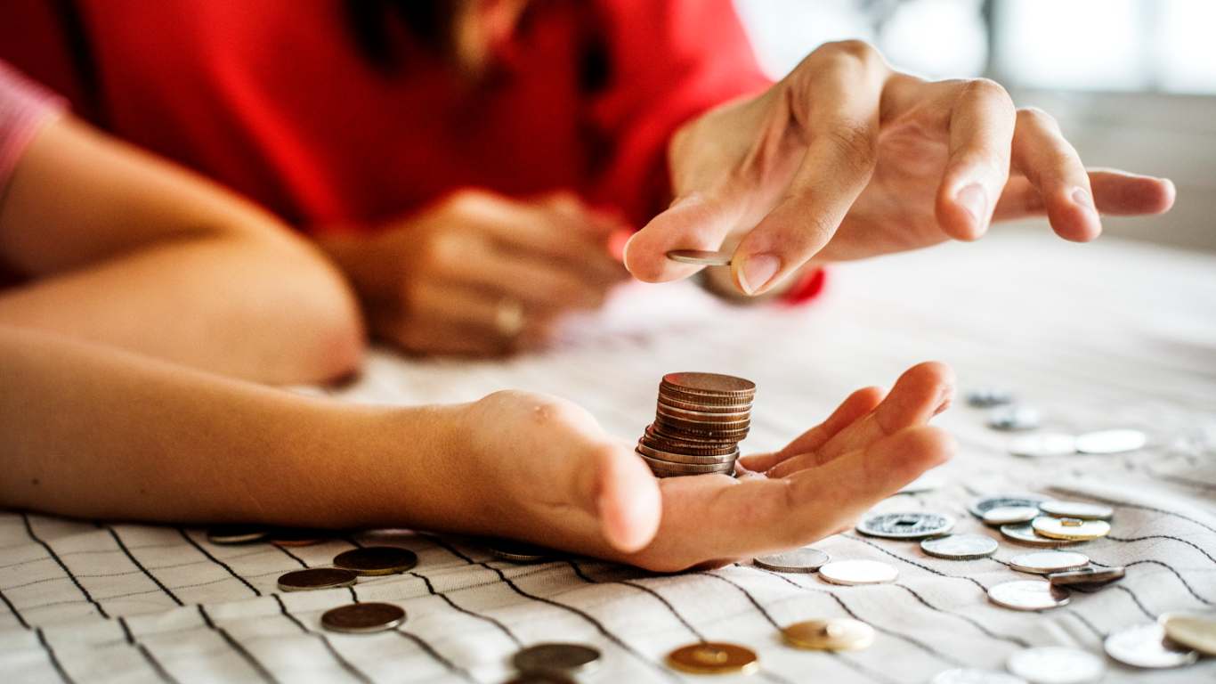 imagem de uma pessoa juntando dinheiro como se tivesse fazendo uma reserva de emergência