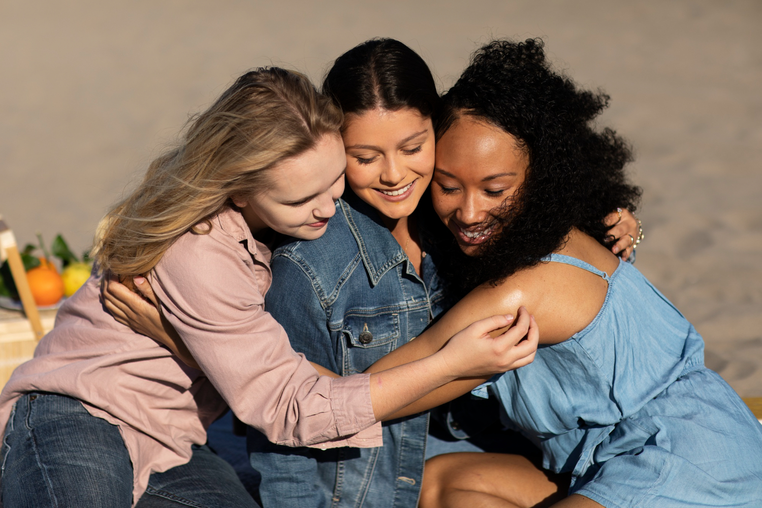 imagem de amigas se abraçando