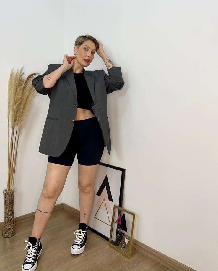 imagem de Angelita Ziulkoski com uma bermuda de ciclista e blazer