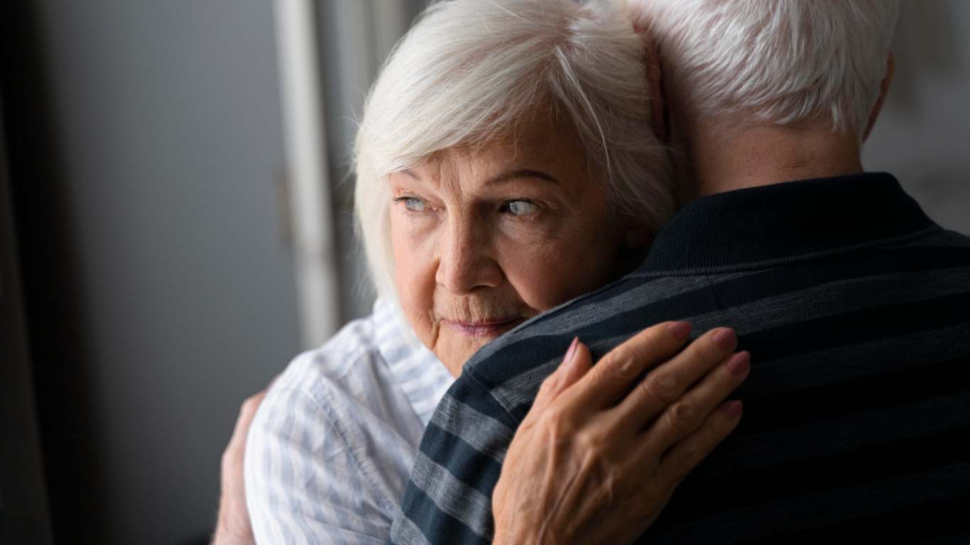 imagem de dois idosos com alzheimer se abraçando