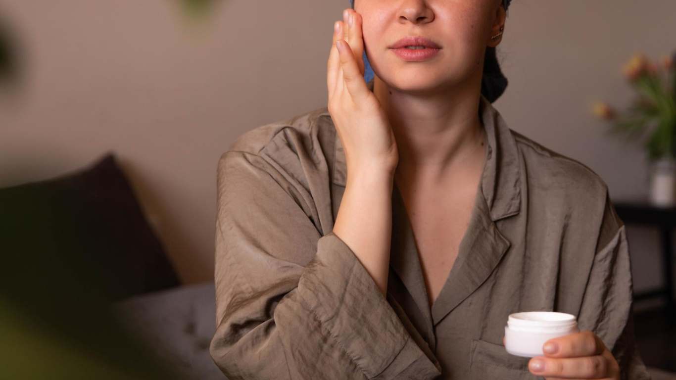 imagem de uma mulher tendo seu ritual de beleza/skincare