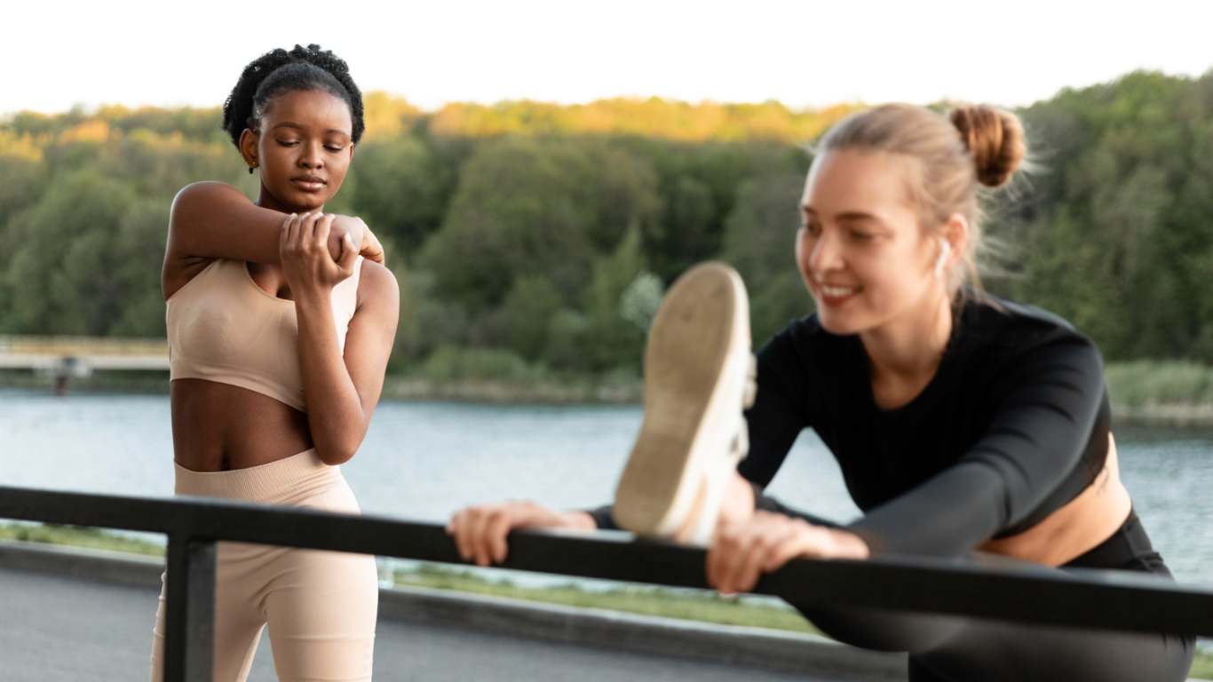 imagem de duas amigas fazendo exercícios