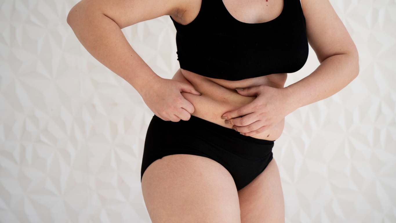 imagem de uma moça com a barriga inchada
