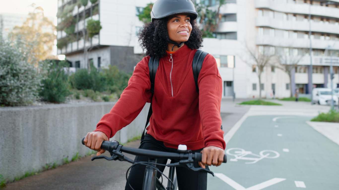 imagem de uma mulher andando de bicicleta