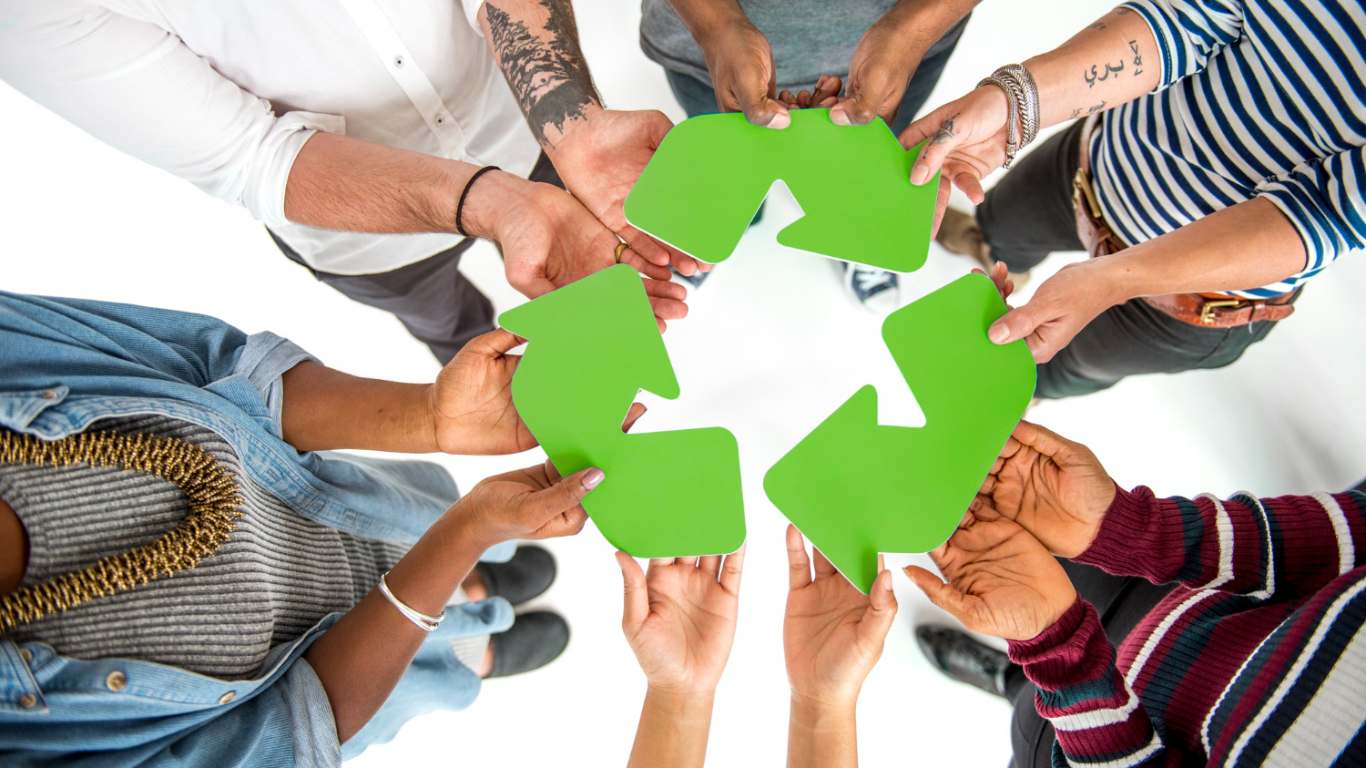 imagem de um grupo de pessoas reunidas em prol de tendências sustentáveis