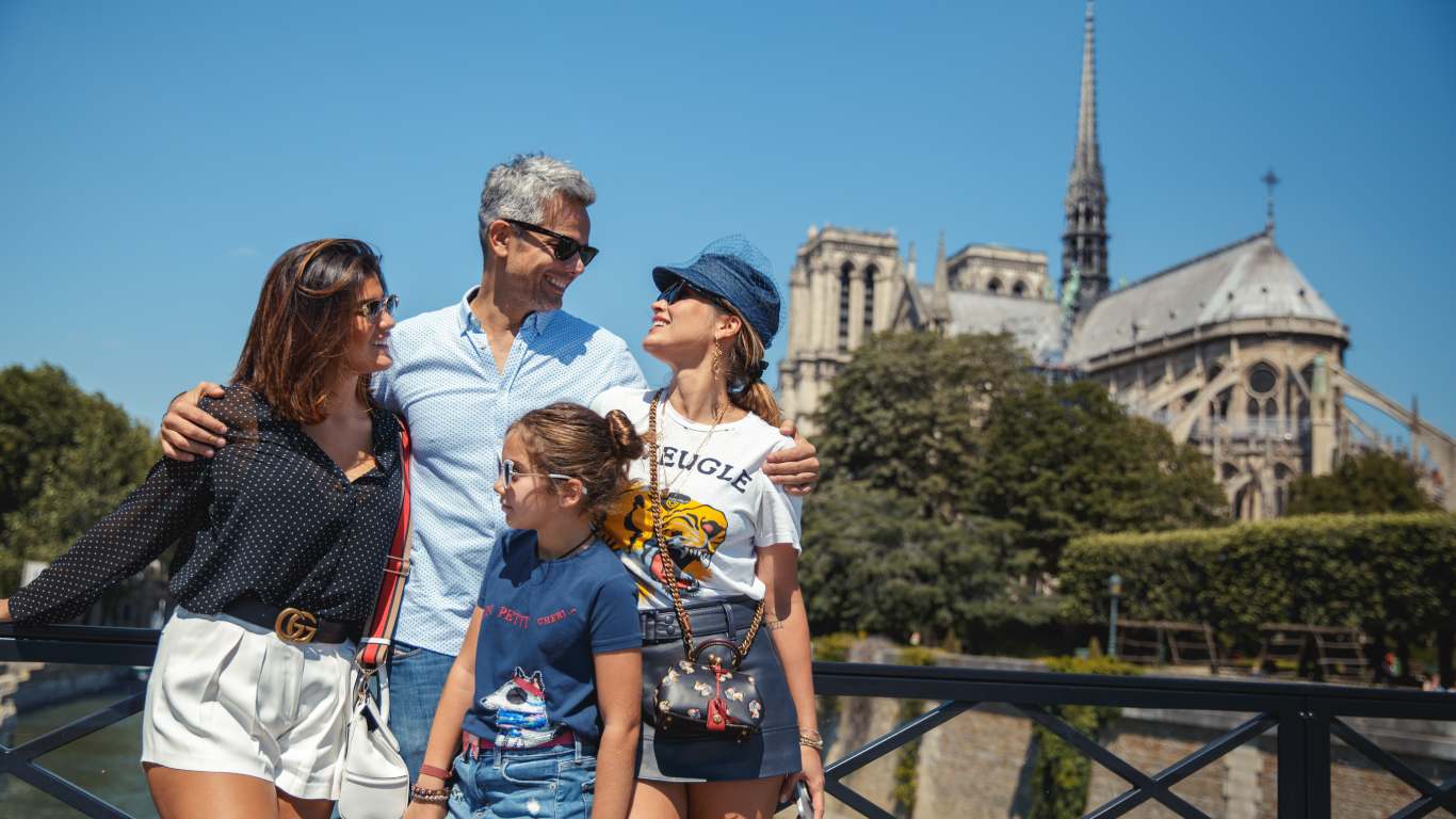 imagem de otaviano costa com a família na frança