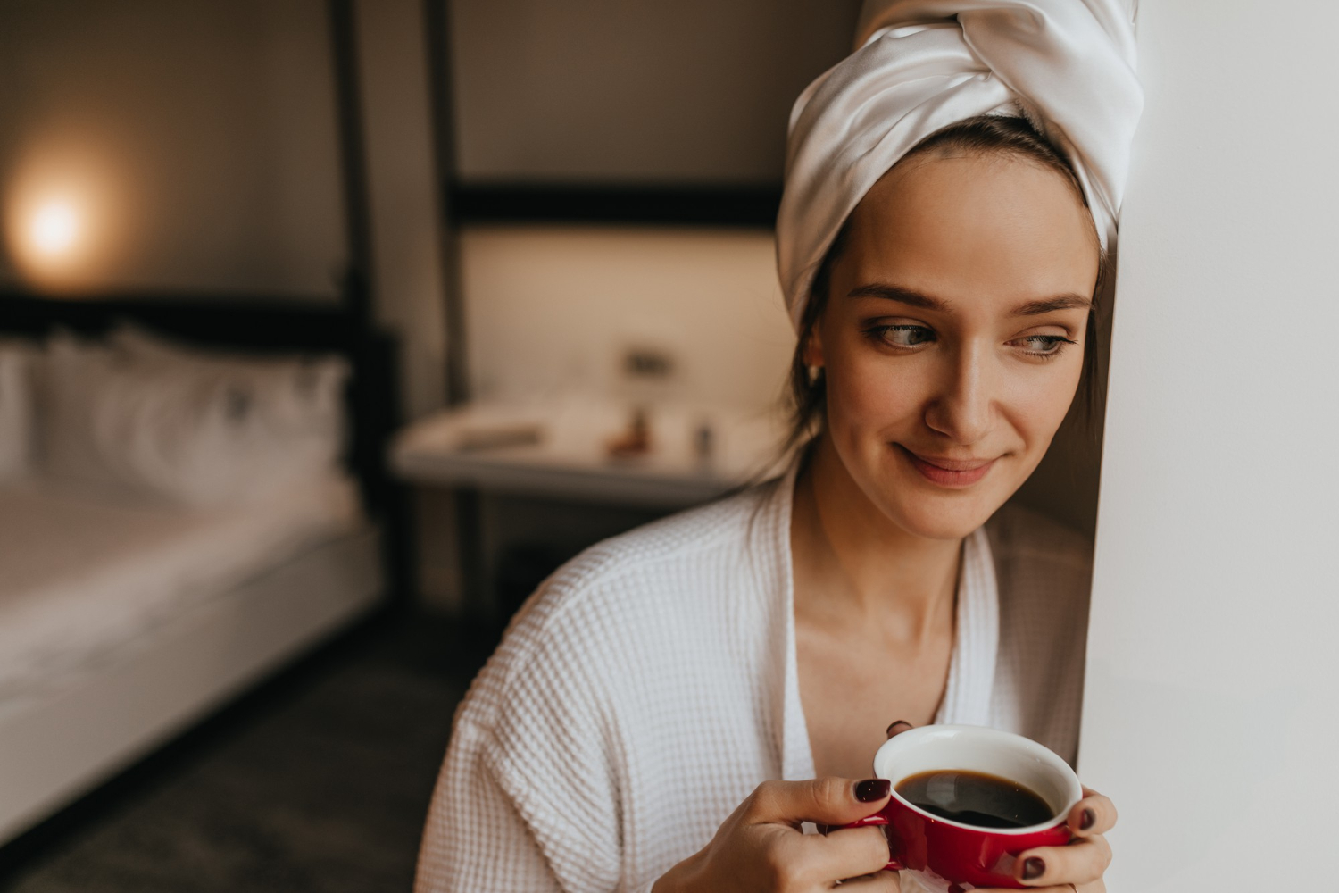 imagem de uma mulher tomando café
