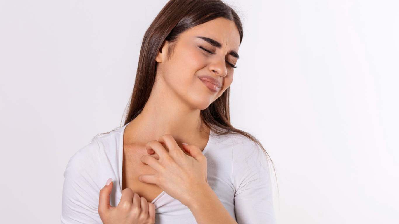 imagem de uma mulher com alergia se coçando