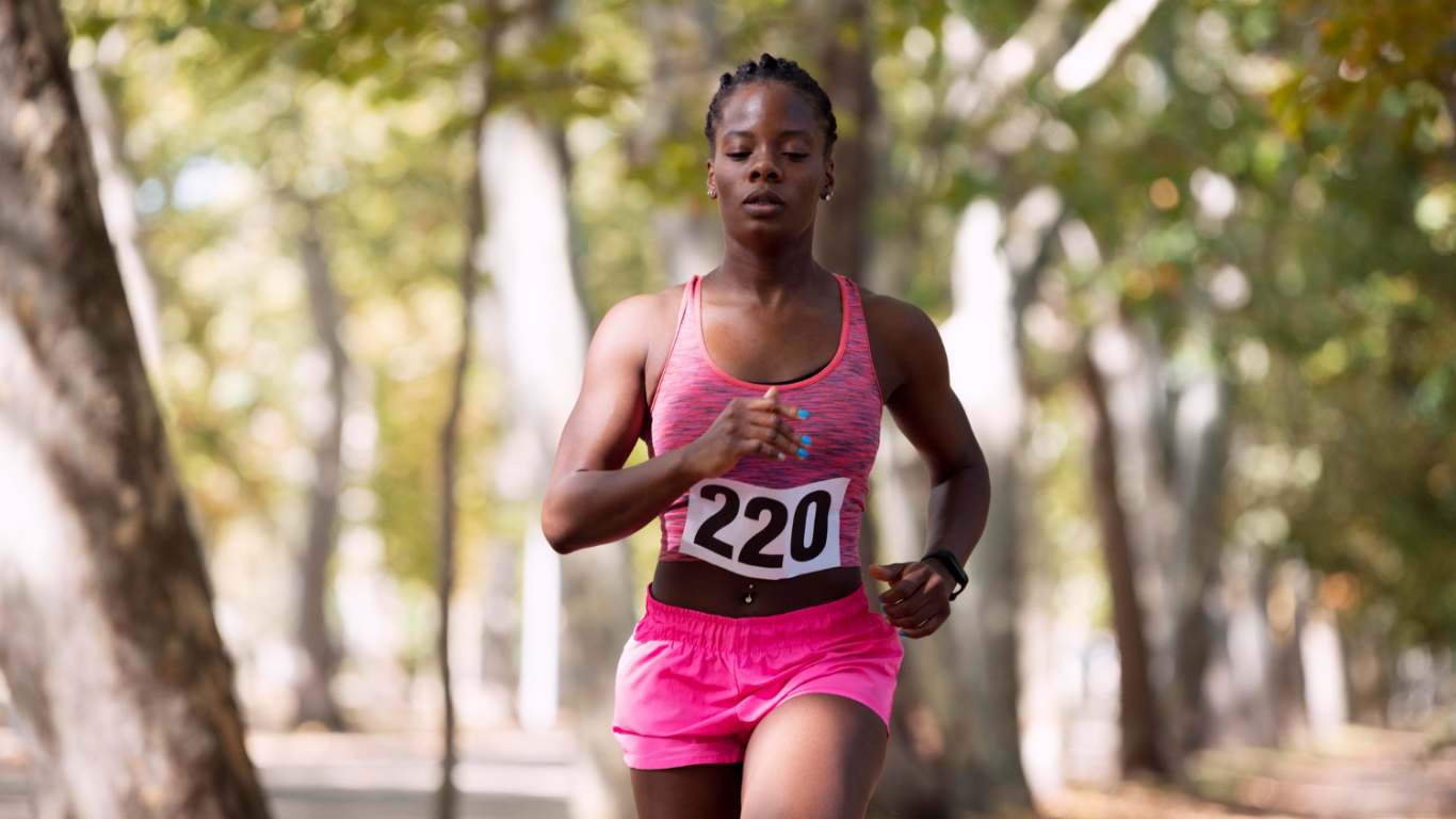imagem de uma mulher correndo e praticando atletismo