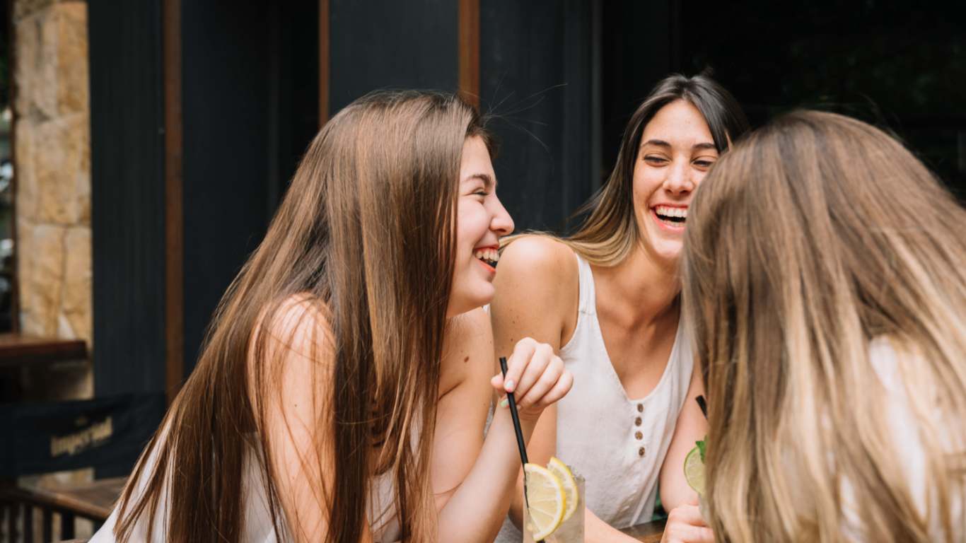imagem de um grupo de amigas em alusão a senso de comunidade