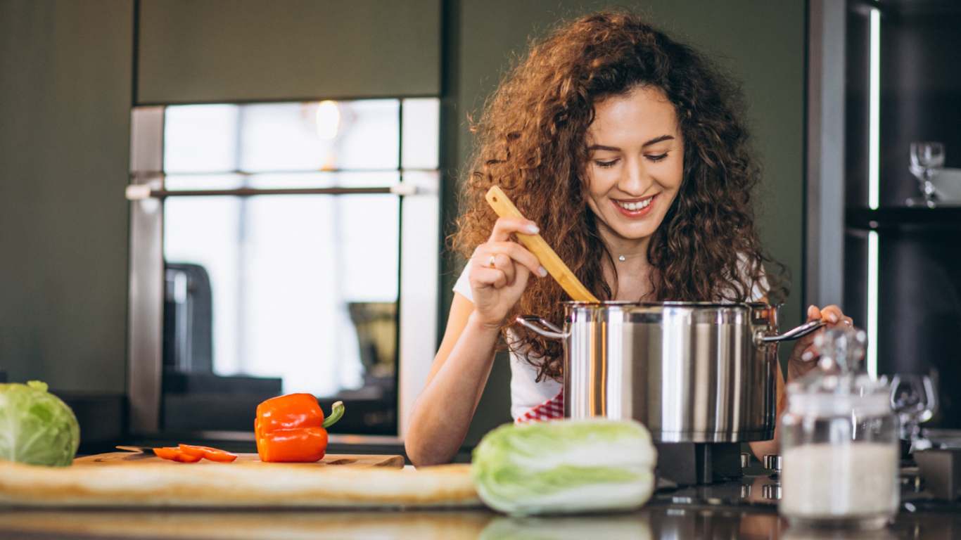 imagem de uma mulher cozinhando