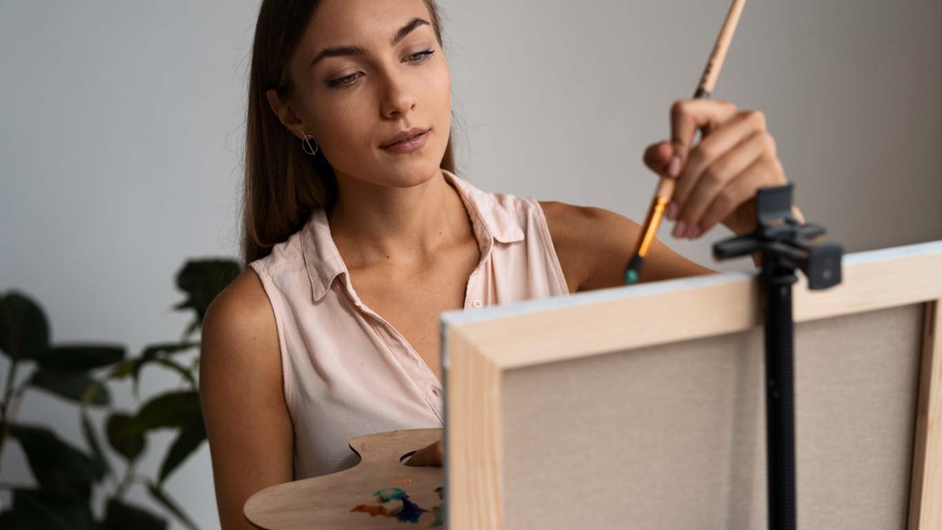 imagem de uma moça pintando um quadro