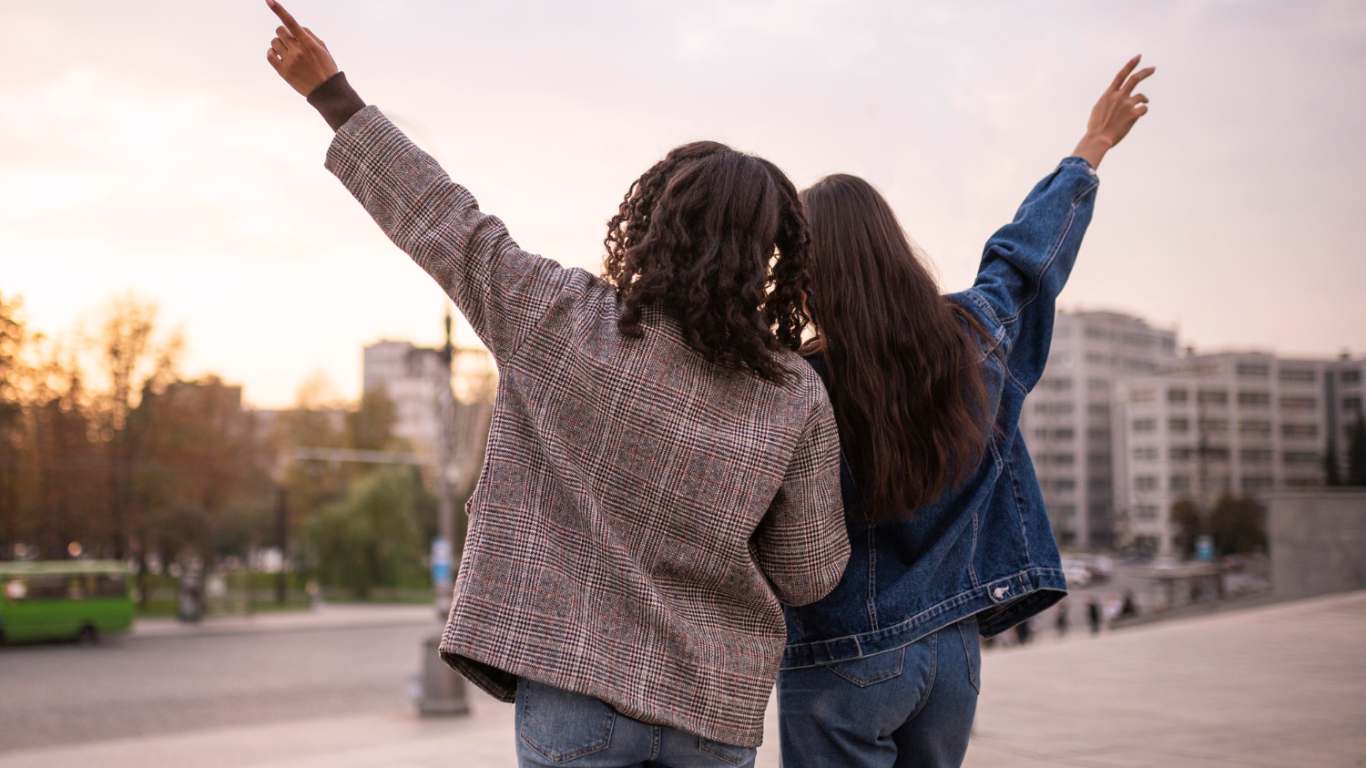 imagem de duas amigas se abraçando