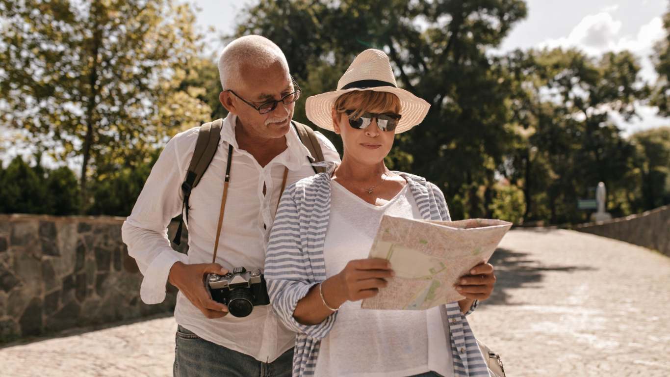 imagem de um casal 50+ que é o perfil da economia prateada