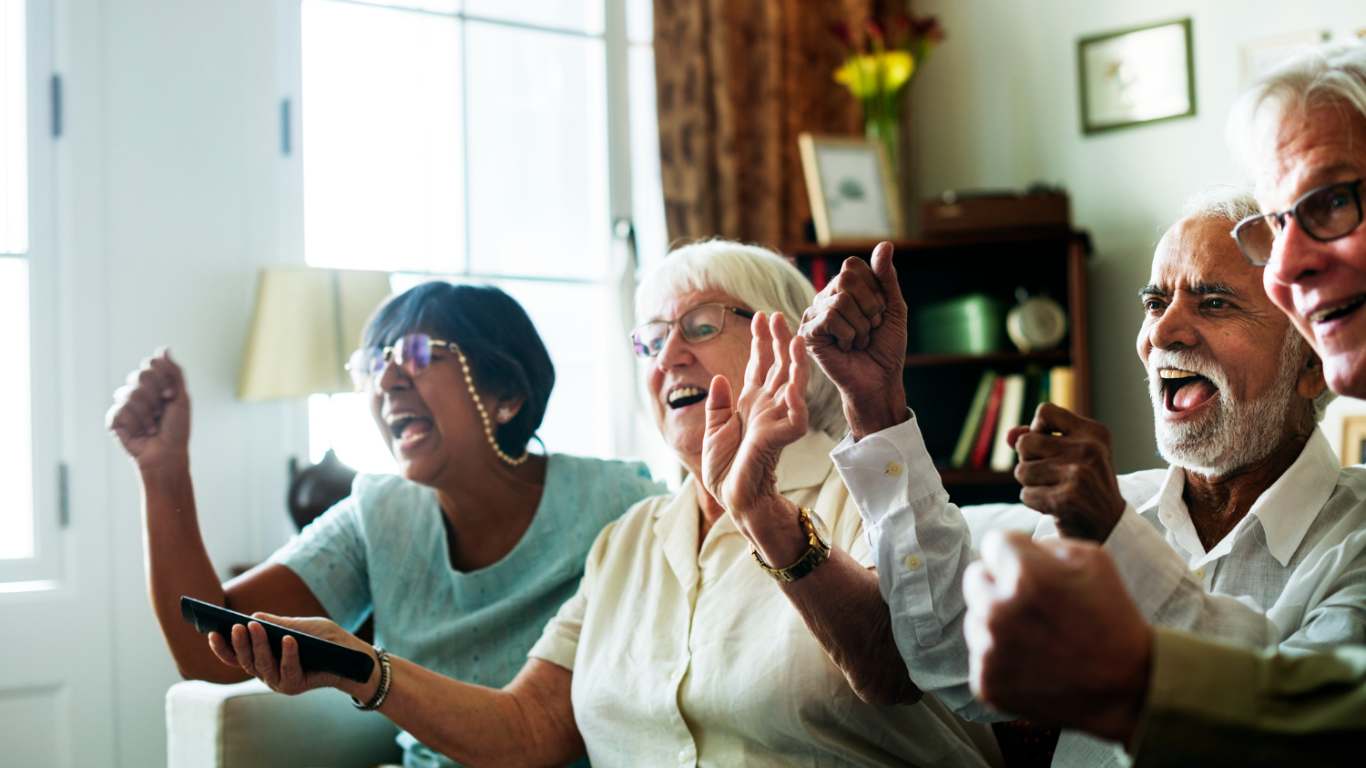 imagem de idosos felizes em alusão ao joyspan