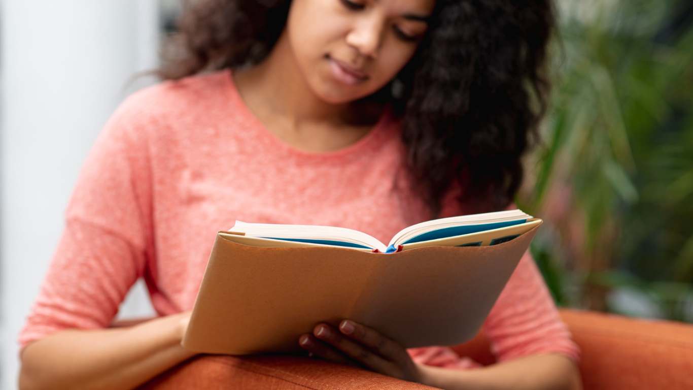 imagem de uma mulher incluindo a leitura na rotina