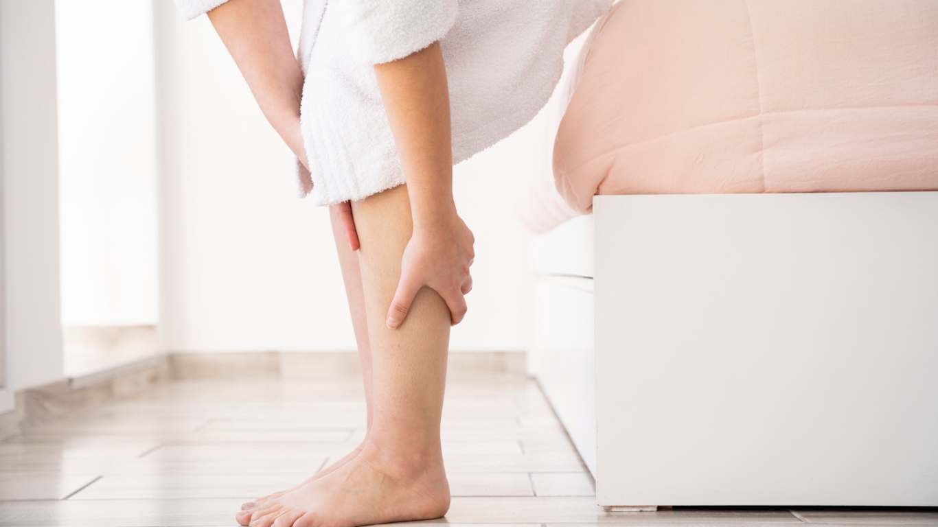 imagem de uma mulher massageando a perna como se tivesse com lipedema