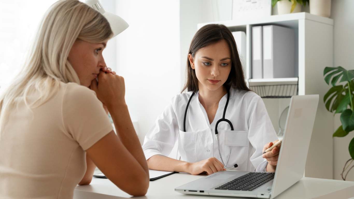 imagem de uma médica com uma paciente mostrando exame de mamografia