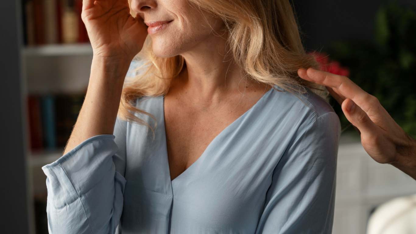 imagem de uma mulher sendo consolada na menopausa