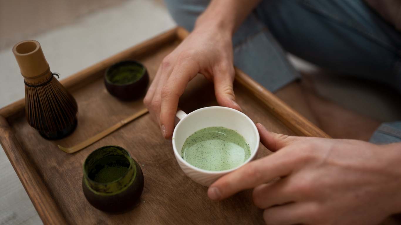 imagem de uma pessoa tomando matcha