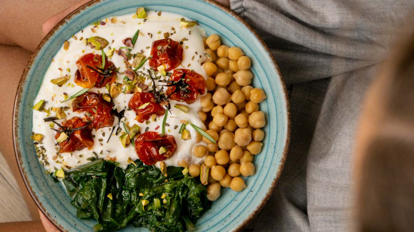 imagem de uma mulher segurando um prato vegano
