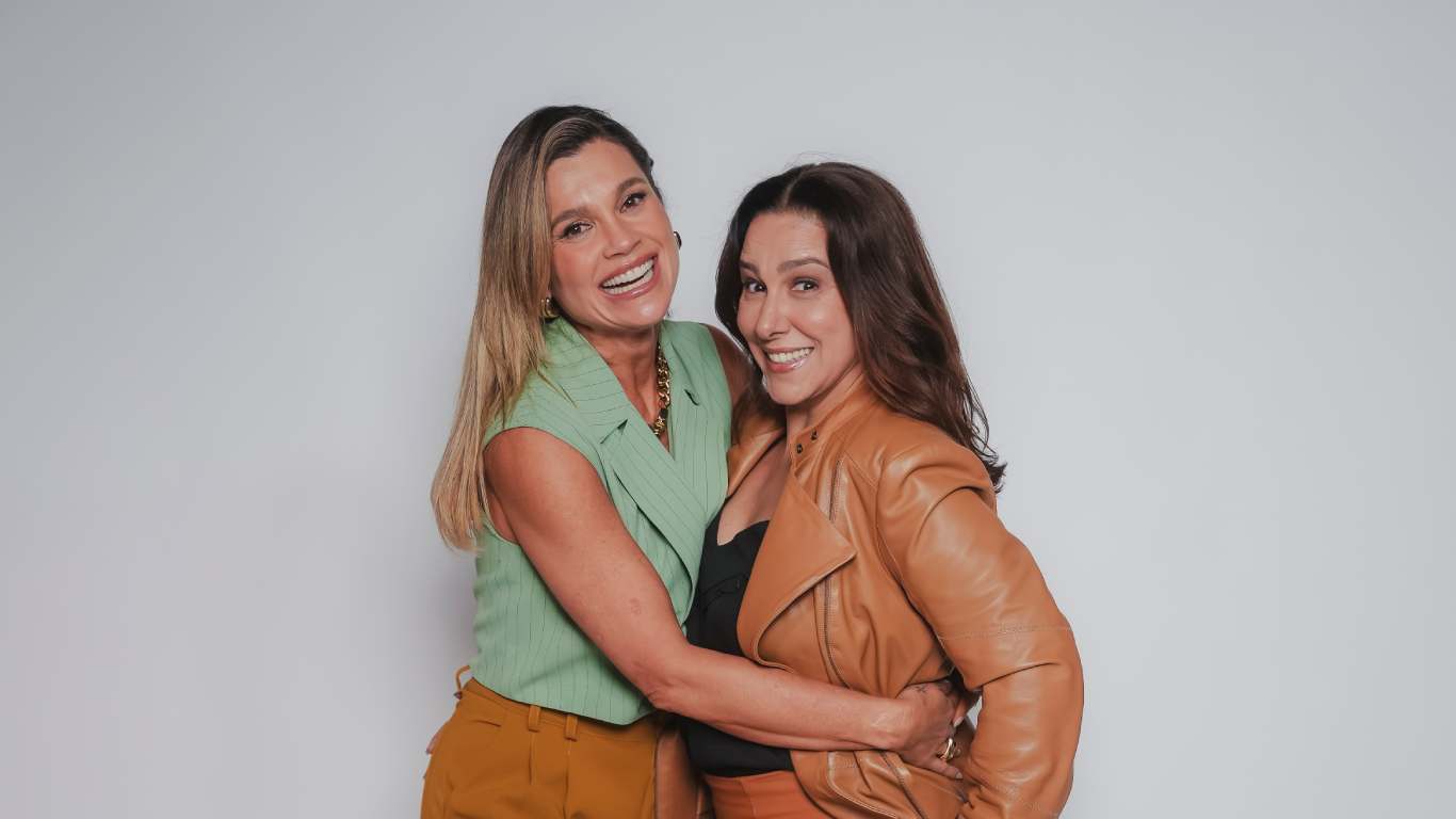 imagem de flavia alessandra com amiga renata