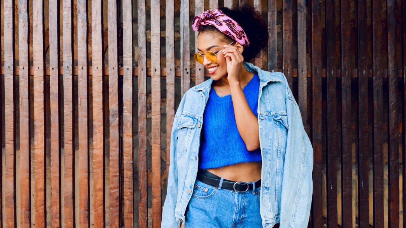 imagem de uma mulher usando azul