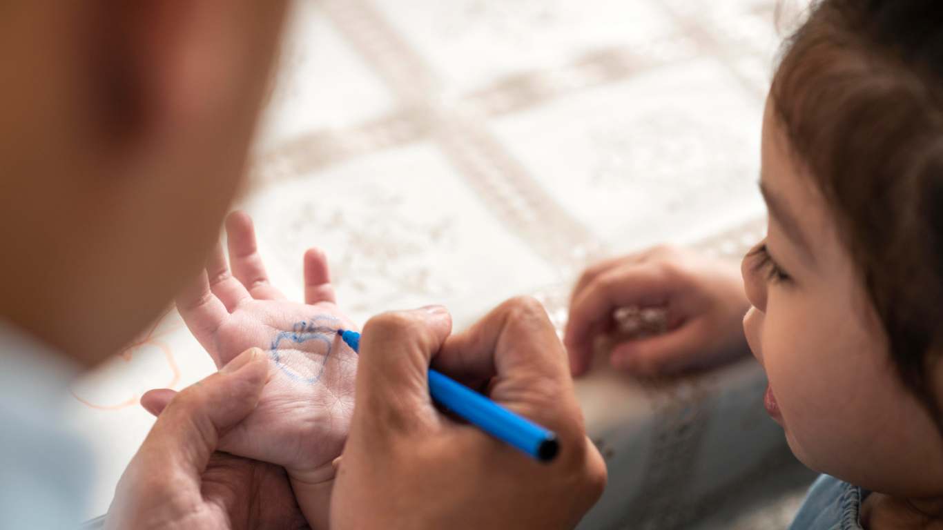 imagem de uma mãe com uma criança